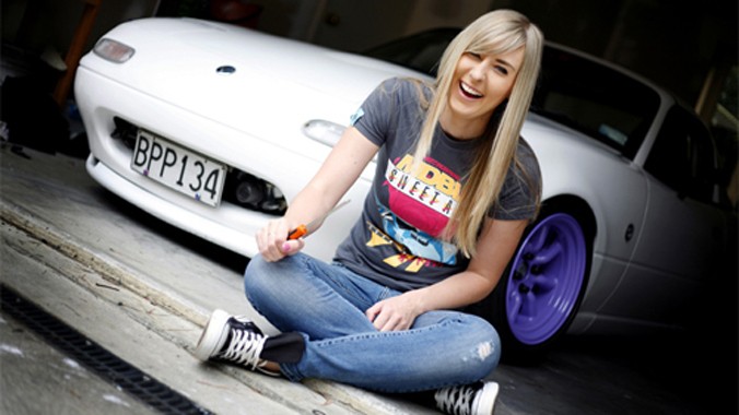 Taryn Croucher sống ở Auckland, New Zealand. Năm nay 26 tuổi, người đẹp được biết đến từ cách đây khoảng 4 năm, khi bắt đầu viết blog về niềm đam mê xe cộ. 