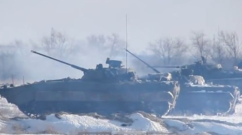  Xe chiến đấu bộ binh BMP-2 đang nã đạn trong cuộc tập trận.