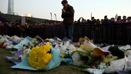 Một người đàn ông đang cầu khấn cho những người thiệt mạng trong vụ hỗn loạn ở Thượng Hải. Ảnh: AP.