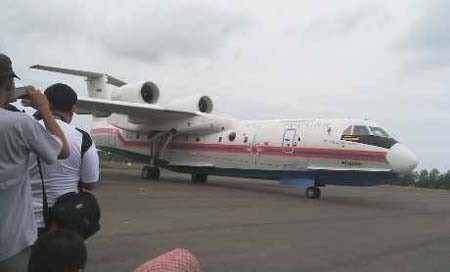 Chiếc Beriev Be-200 chuyên tìm kiếm cứu nạn của Nga đã tới Indonesia.