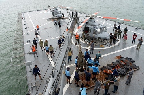 Hải quân Indonesia trục vớt các thi thể nạn nhân thiệt mạng và đưa lên tàu KRI Banda Aceh. Tổng số nạn nhân trên chuyến vay QZ8501 được tìm thấy tính đến hôm nay là 30 người. Ảnh: Reuters.