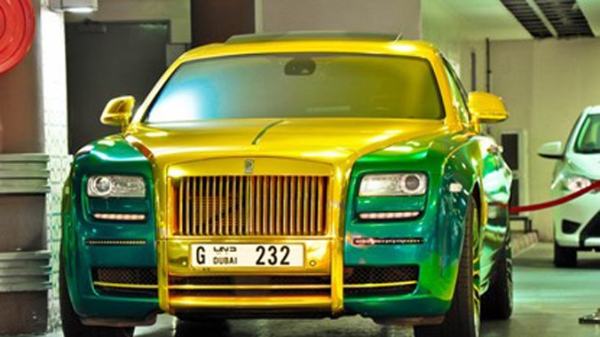 Nhìn gần Rolls-Royce Ghost phiên bản màu vàng-xanh lá.