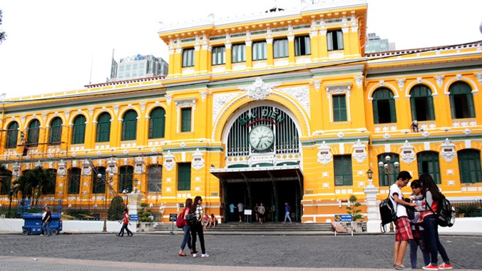 Tòa nhà Bưu điện thành phố tọa lạc tại số 2 Công xã Paris (phường Bến Nghé, quận 1). Hiện, mặt tiền của tòa nhà đã được sơn xong với màu vàng chủ đạo. Đây cũng là màu gốc của tòa nhà và là màu của ngành bưu chính.