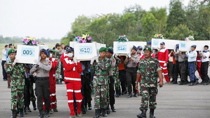 Thi thể các nạn nhân được đưa lên máy bay quân sự để chở về Surabaya, nơi chiếc máy bay gặp nạn khởi hành. Ảnh: Reuters.