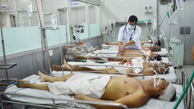 Các bệnh nhân đang cấp cứu tại bệnh viện Chợ Rẫy TPHCM ngày 4/1. Ảnh: Đông Sơn.