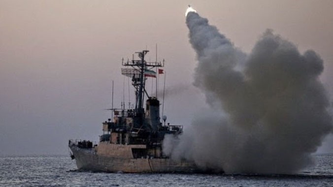 Tàu hộ tống lớp Bayandor của Hải quân Iran đang phóng tên lửa hành trình chống tàu tầm xa Noor.