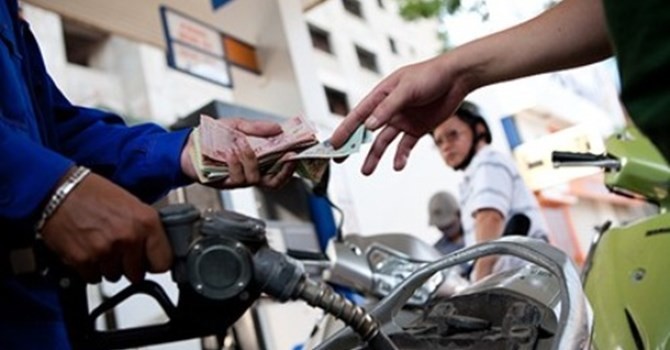 Giá xăng tiếp tục giảm 310 đồng/lít.