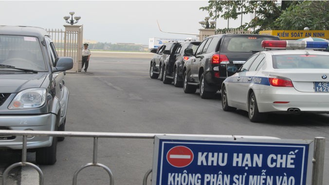 Sáng nay, nhiều xe công vụ xếp hàng vào khu vực đỗ hạ cánh tại cổng An ninh số 1 sân bay Đà Nẵng. 