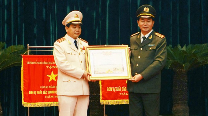 Bộ Trưởng Trần Đại Quang trao tặng Huân chương Chiến công, Huân Chương Bảo vệ Tổ quốc, danh hiệu, bằng khen và cờ thi đua cho Thiếu tướng Nguyễn Đức Chung – Giám đốc Công an Hà Nội và hơn 80 đơn vị, cá nhân có thành tích xuất sắc trong công tác.