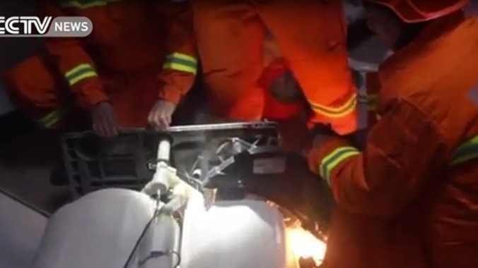 Lính cứu hỏa giải cứu em bé kẹt trong máy giặt suốt một tiếng
