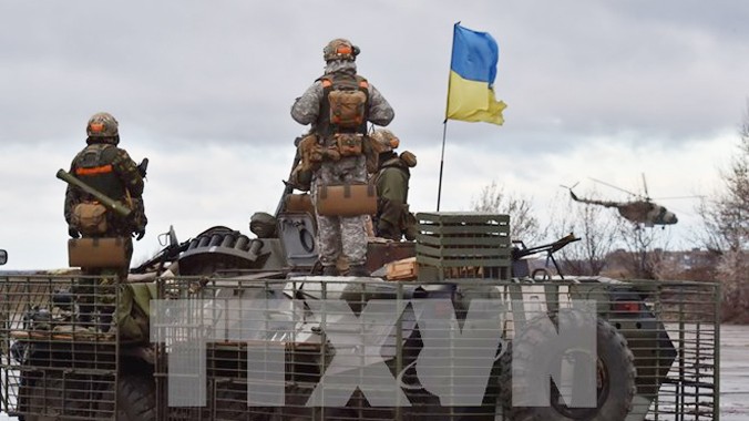 Binh sĩ quân đội Ukraine tuần tra tại thành phố Kramatorsk, vùng Donetsk, miền đông Ukraine ngày 24/12. Nguồn: AFP/TTXVN.
