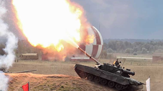Xe tăng chiến đấu chủ lực T-80U khai hỏa pháo 125mm với chớp lửa đầu nòng “khủng”. 