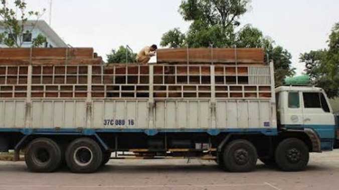 Xe tải chở gỗ quá tải 300%.