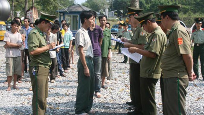 Lực lượng chức năng tiếp nhận công dân Việt Nam nhập cảnh trái phép bị Trung Quốc trao trả.