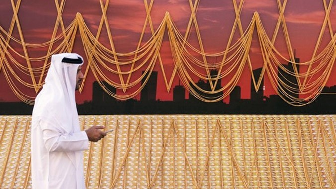 Sợi dây chuyền vàng 5,5 km được trưng bày từ 5/1 đến 8/1 tại Trạm xe buýt cổ RTA, đối diện Trung tâm Gold Centre ở Deira, Dubai. Ảnh: TheNational.