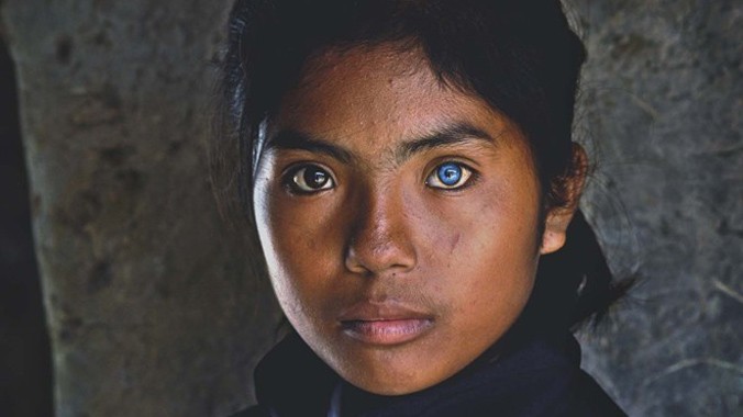 Cô bé này sinh sống tại làng gốm Bàu Trúc thuộc xã Phú Quý, huyện Ninh Phước. Em là Thạch Thị Sa Pa (14 tuổi, học sinh lớp 8), con của một cặp vợ chồng người Chăm. Có lúc đôi mắt em ánh lên vẻ u buồn sâu thẳm của người Chăm luôn mang một nổi niềm uẩn khuấ