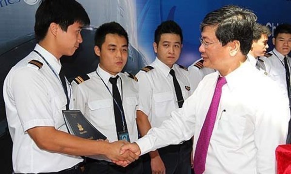 Tổng giám đốc Phạm Ngọc Minh trao bằng tốt nghiệp phi công cơ bản cho các học viên. Hàng năm Vietnam Airlines phải chi những khoản đầu tư đào tạo rất lớn nhưng do trả lương không cao bằng các hãng khác nên ngày càng có nhiều phi công muốn ra đi.