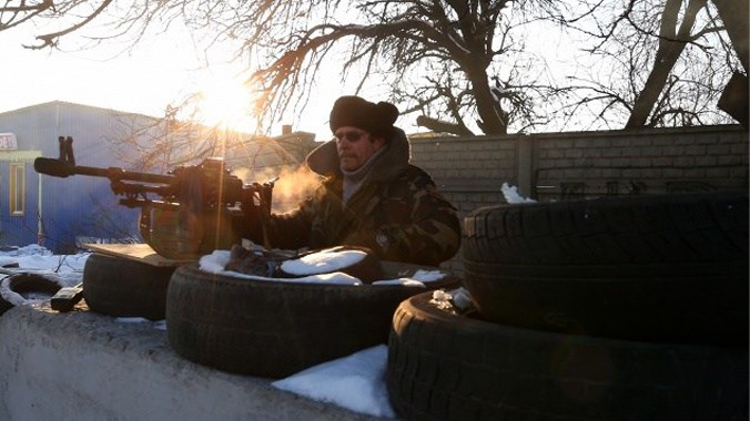Một dân quân địa phương đứng gác tại một điểm kiểm soát của lực lượng ly khai ở Donetsk. Nguồn: TASS.
