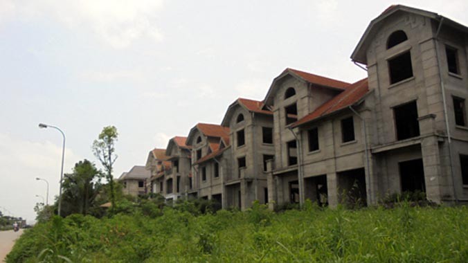 Dãy biệt thự bỏ hoang trong thời gian dài như màu xám xịt trong bức tranh bất động sản Hà Nội.