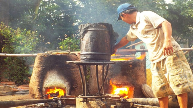Những ngày này, đến làng đúc đồng Phú Lộc Tây 1 (thị trấn Diên Khánh, huyện Diên Khánh, tỉnh Khánh Hòa), chúng tôi chứng kiến cả làng đang tất bật nổi lửa đúc đồng để cung ứng sản phẩm cho Tết Nguyên đán. Khác với ngày thường, lửa được nổi lên từ mờ sáng 