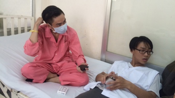 Bệnh nhân Trần Tấn Phát ( đeo khẩu trang) đang được điều trị tại Bệnh viện Chợ Rẫy.