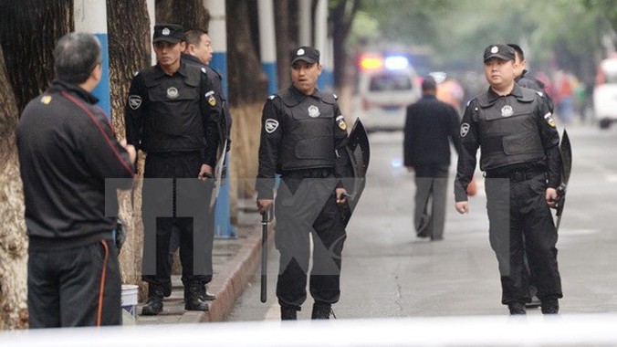 Cảnh sát Trung Quốc tuần tra tại Tân Cương ngày 23/5. Nguồn: Kyodo/TTXVN.