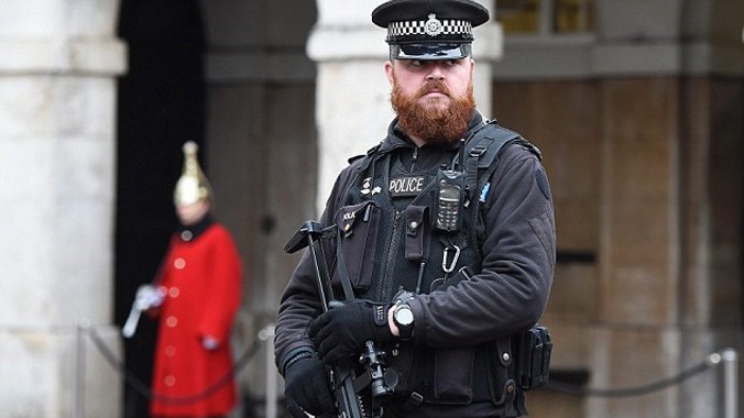 Một cảnh sát vũ trang canh giữ ở Whitehall, Anh. Nguồn: EPA.