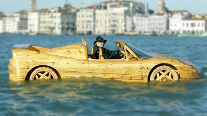 'Siêu xe Ferrari' với khả năng đi trên mặt nước.