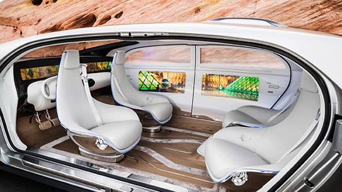 Thiết kế bên trong của Mercedes F015 tạo cảm giác như đang ở trong một phòng nghỉ sang trọng, với sàn bằng gỗ và 4 ghế xoay.