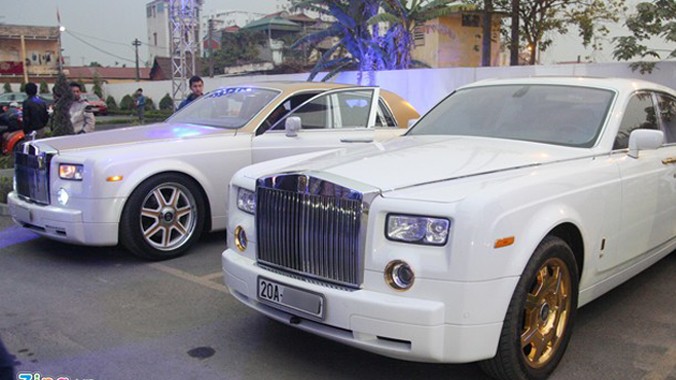 Hai chiếc Rolls-Royce Phantom với nhiều chi tiết mạ vàng biển số Thái Nguyên cùng xuất hiện trong một buổi gặp mặt các biker miền Bắc ở Hà Nội vào tối qua (18/1).