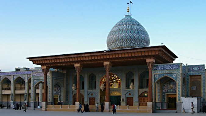 Nằm tại thành phố Shiraz của Iran, khu lăng mộ Shah Cheragh (cái tên nghĩa là “Vị vua của ánh sáng”) được coi là một trong những công trình tráng lệ nhất của vương quốc Ba Tư xưa.