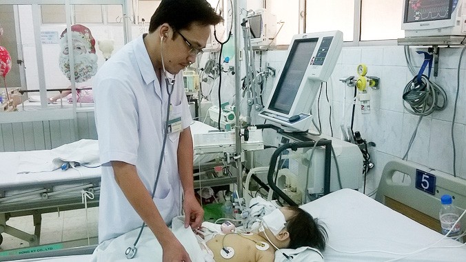 Bé Lê Nguyễn Nguyệt C. vẫn đang được điều trị tại Bệnh viện Nhi Đồng Nai.