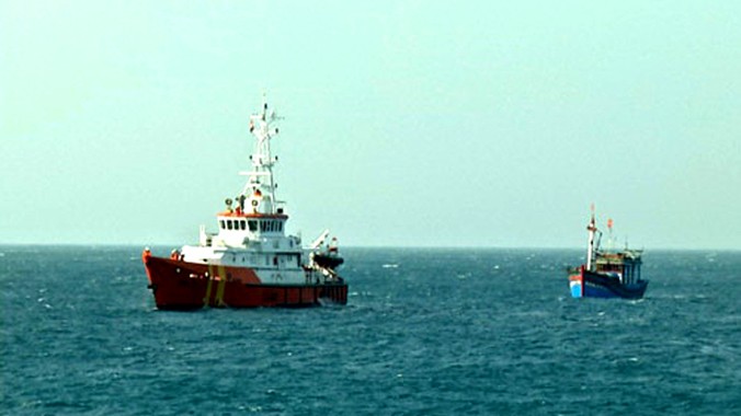 Tàu SAR 413 lai dắt tàu BĐ 91377-TS vào cảng Phú Quý. Ảnh: Đức Tuấn.