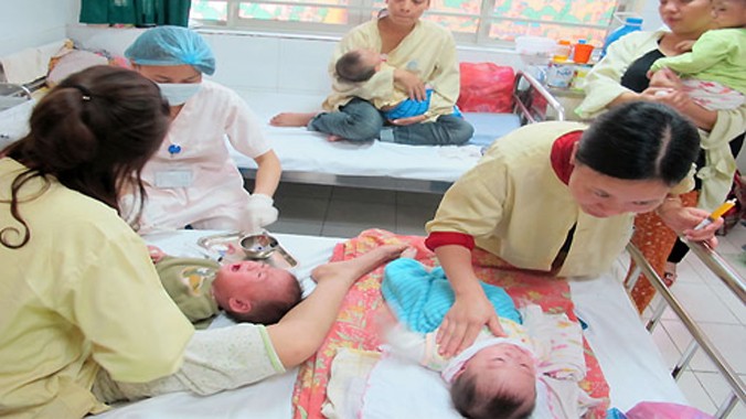 Trong vụ dịch sởi bùng phát đầu năm 2014, khoa Truyền nhiễm, Bệnh viện Nhi Trung ương thường nằm ghép 2, thậm chí 3. Ảnh: N.Phương.