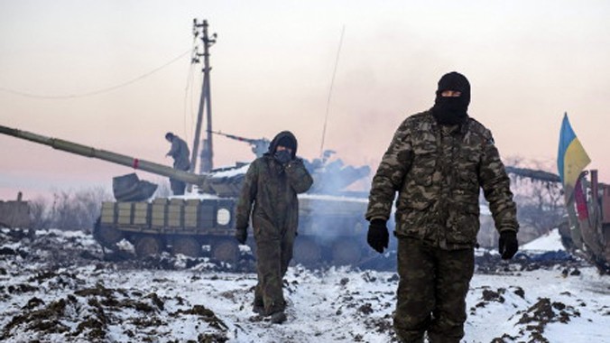 Binh sỹ Ukraine cùng xe tăng tại Donetsk. Ảnh: Tass.