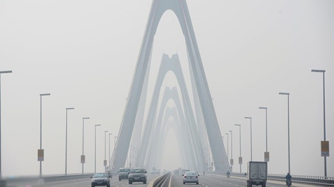 12h trưa 22/1, cây cầu dây văng lớn nhất Việt Nam phủ kín trong lớp sương mù dày đặc.