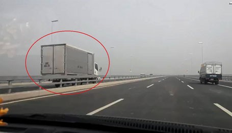 Video xe tải liều lĩnh chạy tốc độ cao ngược chiều trên cầu Nhật Tân. Nguồn video Otofun.