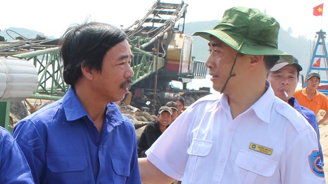 Ông Nguyễn Anh Vũ (Tổng giám đốc Trung tâm phối hợp tìm kiếm cứu nạn hàng hải Việt Nam) thăm hỏi, động viên thành viên tàu cá BĐ 95744 TS.