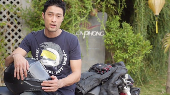 Johnny Trí Nguyễn trong clip chia sẻ kinh nghiệm lái mô tô an toàn.