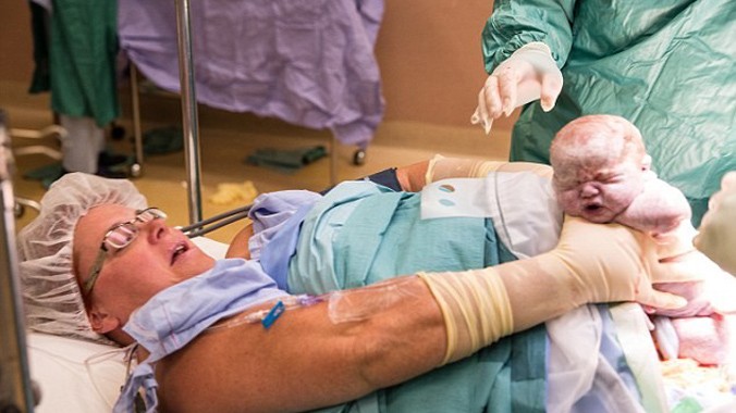 Gerri Wolfe, một phụ nữ 41 tuổi tại Australia, sinh hai con vào ngày 22/12/2014 tại Bệnh viện John Hunter, thành phố Newcaste, bang New South Wales, Australia. Trước đó cô đã có 9 con.