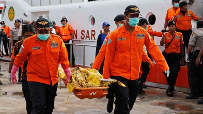 Các nhân viên cứu hộ di chuyển một thi thể nạn nhân lên cảng Kumai ở Pangkalan Bun, Indonesia. Ảnh: Reuters