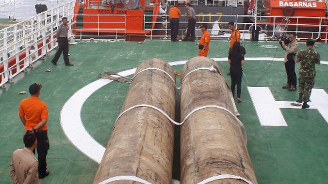Các túi khí khổng lồ được sử dụng để nâng thân máy bay QZ8501. Ảnh: AFP.