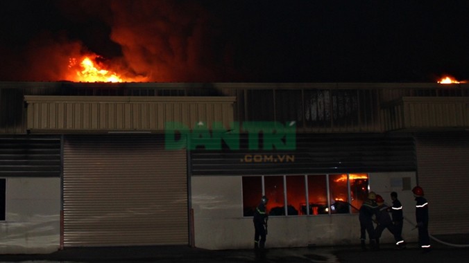 Đám cháy lớn bùng phát trong đêm tại khu nhà xưởng của Công ty TNHH sân gôn VinaCapital Đà Nẵng.
