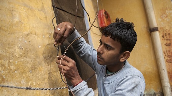 Deepak Jangra - thiếu niên sống trong một làng gần thành phố Sonipat, bang Haryana, Ấn Độ - trở nên nổi tiếng vì khả năng cách điện của cơ thể.