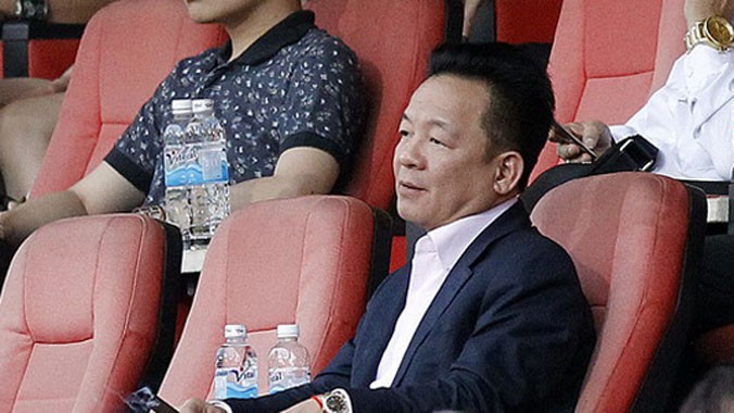 Bầu Hiển dự khán một trận đấu giữa Hà Nội T&T và SHB.Đà Nẵng ở mùa giải 2014 - Ảnh: Minh Tú.