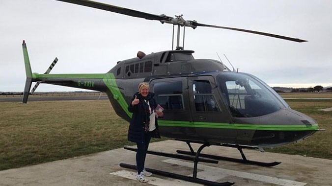 Janice Bannister bên chiếc trực thăng được thuê.