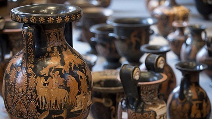Những món đồ cổ này hiện đang được cảnh sát Ý trưng bày tạm ở viện bảo tàng quốc gia Baths of Diocletian đặt tại thành phố Rome.