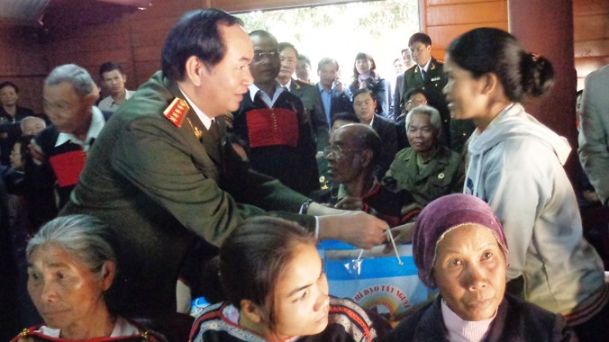 Đại tướng Trần Đại Quang tặng quà tết cho đồng bào Ê Đê.
