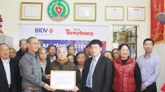 Đại diện báo Tiền phong tại nghệ An, Ngân hàng BIDV (chi nhánh Nghệ An), Hội cựu TNXP trao quà cho các cựu TNXP.
