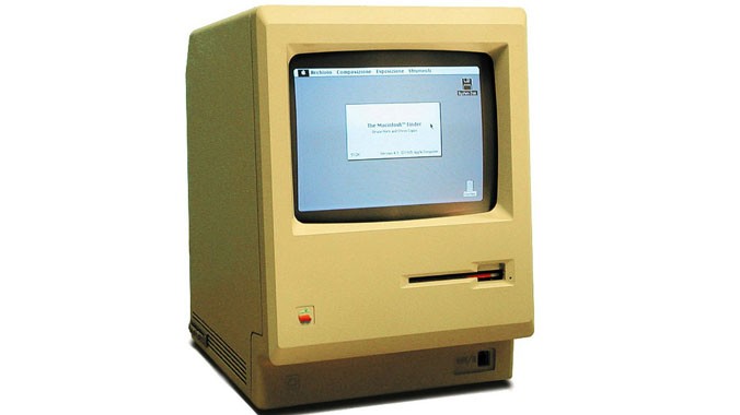 Chiếc máy Apple Macintosh đầu tiên ra đời vào năm 1984 có giá 2.495 USD.